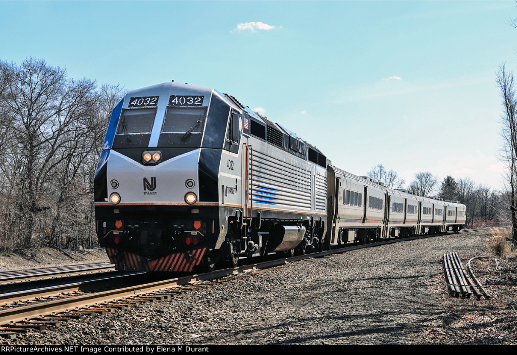 NJT 4032 on train 1113